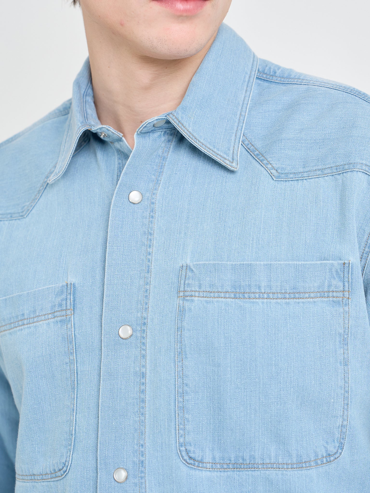 Model Oliver Spencer Light Indigo Denim Western Shirt